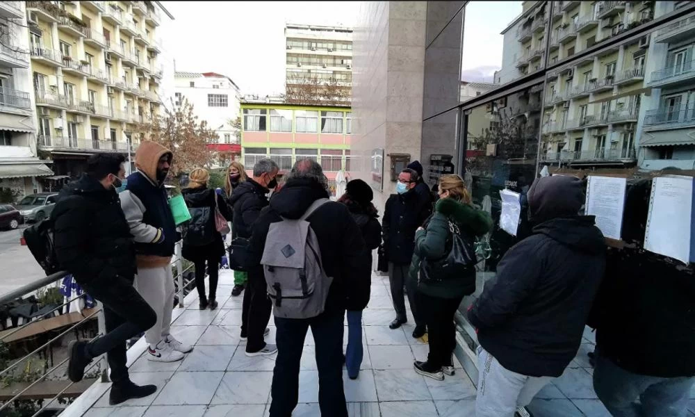 Θεσσαλονίκη: Το απόλυτο χάος στο Κτηματολόγιο - Ουρές εκατοντάδων μέτρων - Καταγγελίες για "κρατήσεις" στην σειρά προτεραιότητας